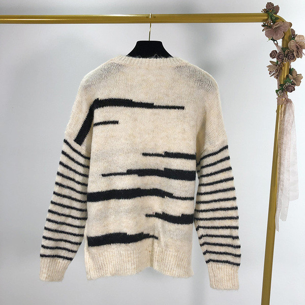 Γυναικείο  πουλόβερ με ωοειδές λαιμόκοκκο και ριγέ μανίκια