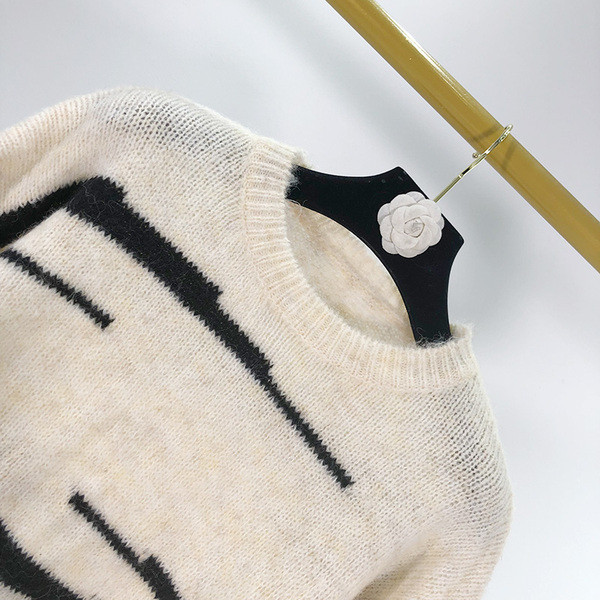 Γυναικείο  πουλόβερ με ωοειδές λαιμόκοκκο και ριγέ μανίκια