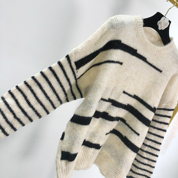 Γυναικείο  πουλόβερ με ωοειδές λαιμόκοκκο και ριγέ μανίκια