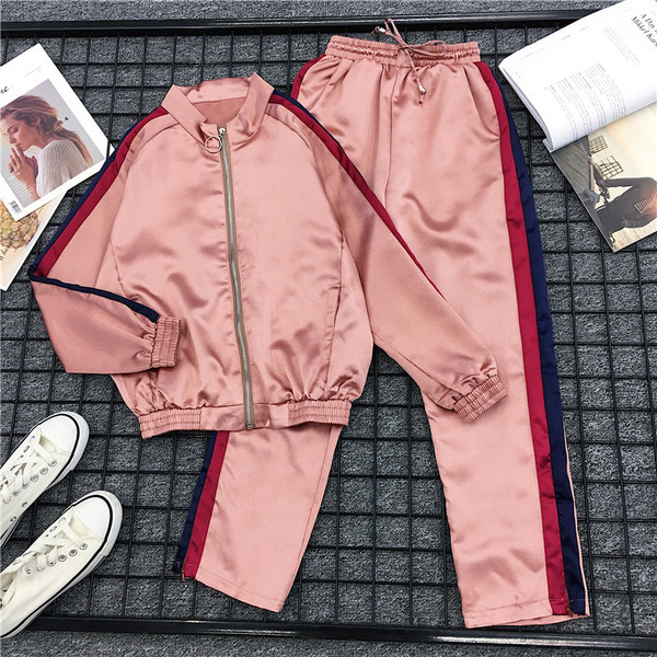 Αθλητικό  γυναικείο σετ  σε ροζ χρώμα με έγχρωμες άκρες