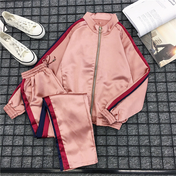 Αθλητικό  γυναικείο σετ  σε ροζ χρώμα με έγχρωμες άκρες