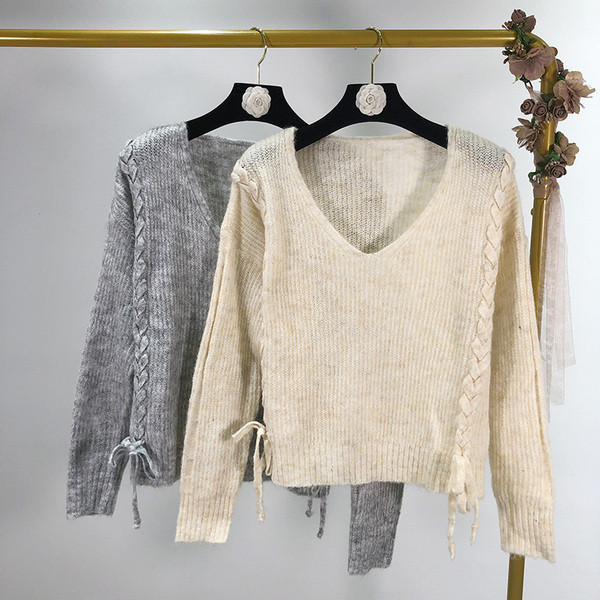 Γυναικεία κοντό πουλόβερ με λαιμόκοψη και κορδόνια σε μπεζ και γκρι χρώμα