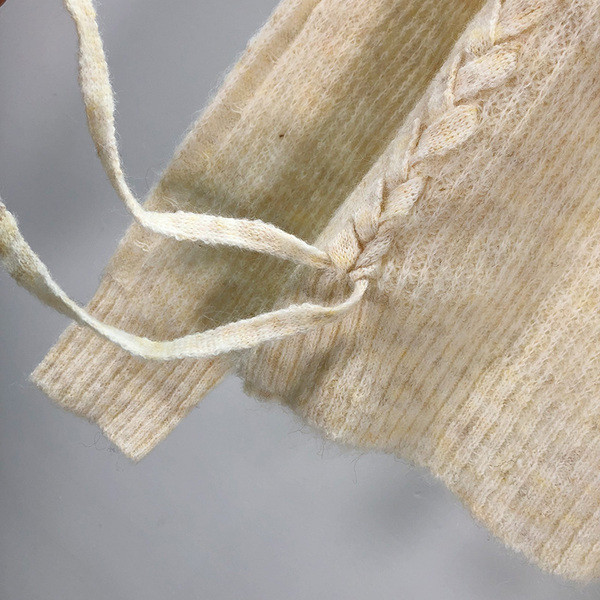 Γυναικεία κοντό πουλόβερ με λαιμόκοψη και κορδόνια σε μπεζ και γκρι χρώμα