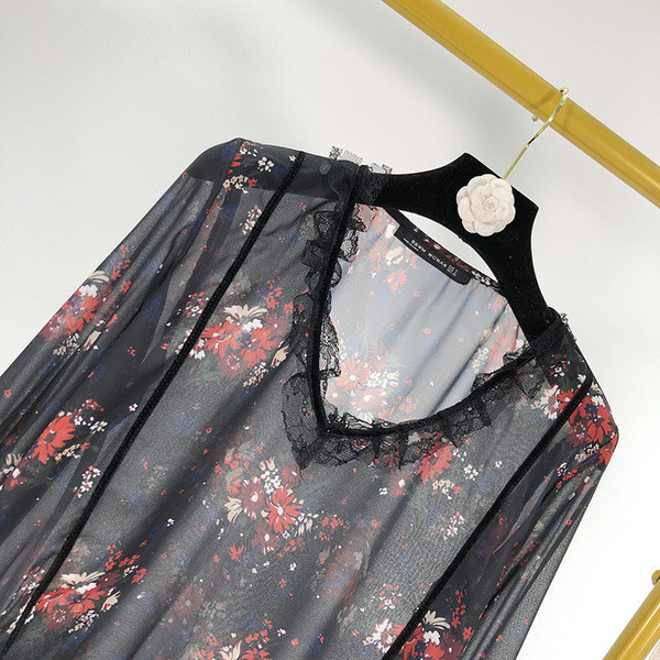 Γυναικεία  φαρδύ μπλούζα  σε μαύρο χρώμα με floral σχέδιο