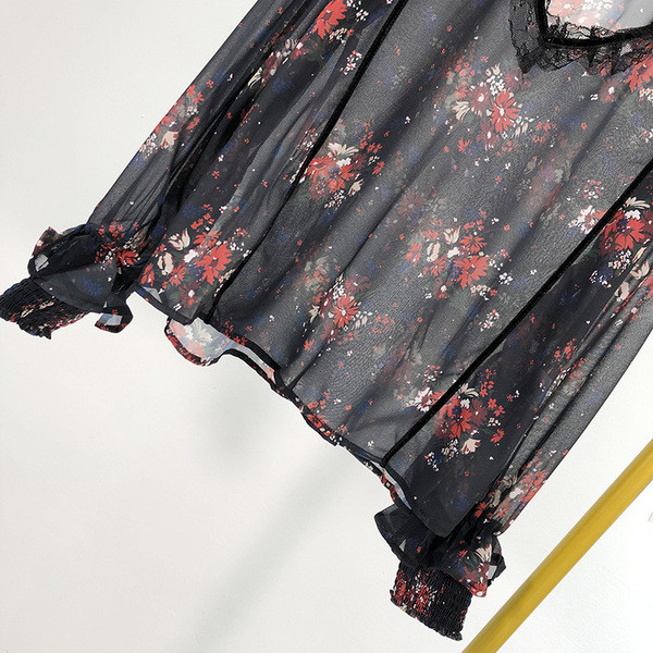 Γυναικεία  φαρδύ μπλούζα  σε μαύρο χρώμα με floral σχέδιο