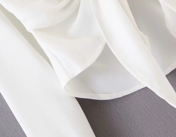 Modern női ing klasszikus gallérral, fehér színben