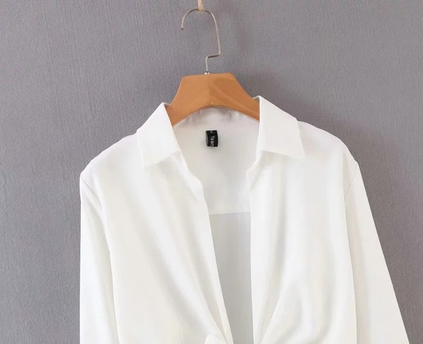 Modern női ing klasszikus gallérral, fehér színben