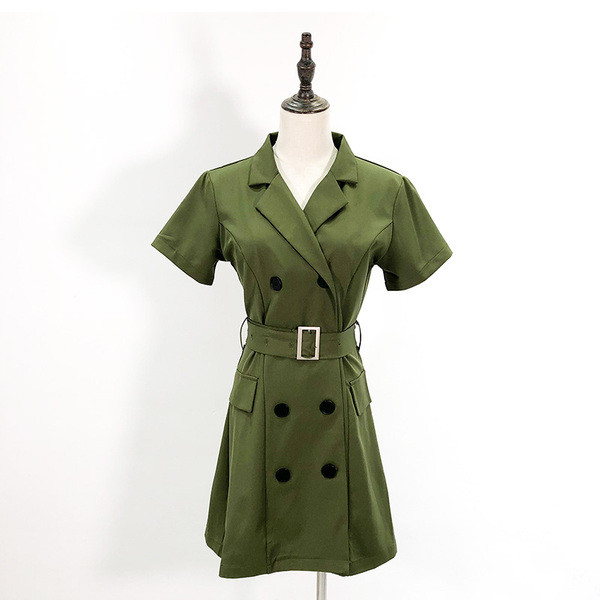 Rövid, hétköznapi ruha gombokkal és övvel, zöld színben