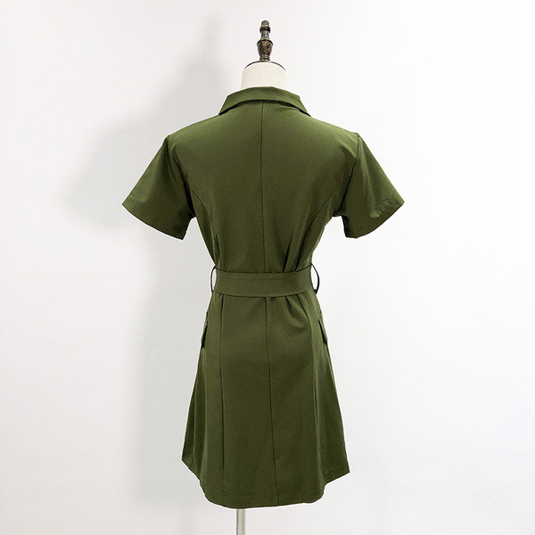 Rövid, hétköznapi ruha gombokkal és övvel, zöld színben