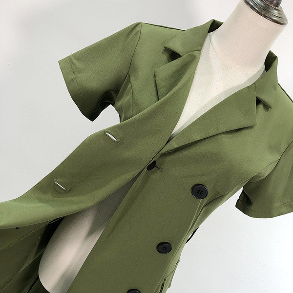 Rövid, hétköznapi ruha gombokkal és övvel, zöld színben