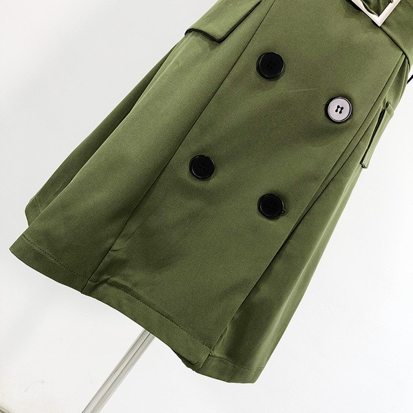 Rövid, hétköznapi ruha gombokkal és övvel, zöld színben