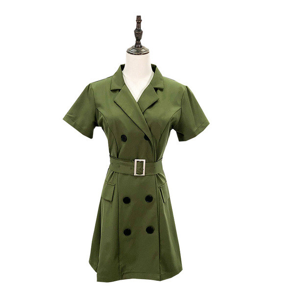 Rövid, hétköznapi ruha gombokkal és övvel, zöld színben