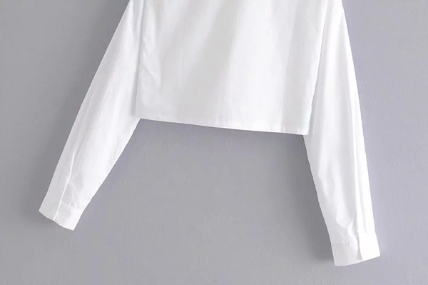 Új modell női ing gombokkal és klasszikus gallérral, fehér színben