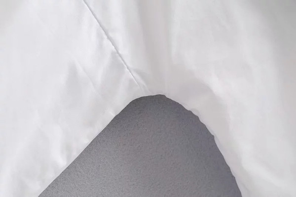 Új modell női ing gombokkal és klasszikus gallérral, fehér színben