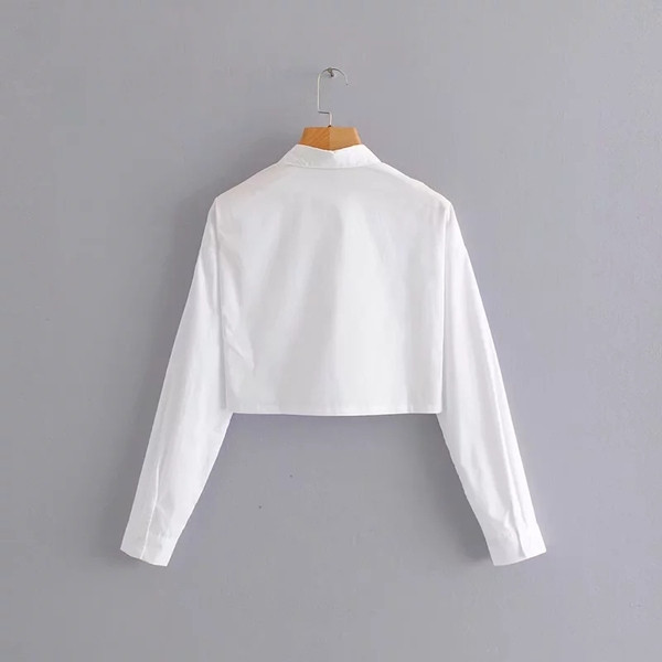 Új modell női ing gombokkal és klasszikus gallérral, fehér színben