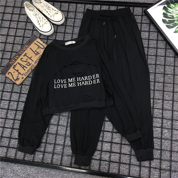 Set sport de damă din trei părți - hanorac decupat, bustieră și pantaloni în negru și gri