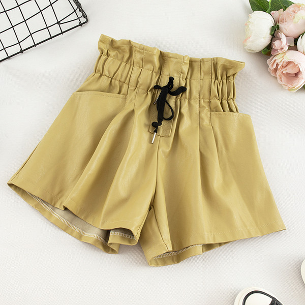 Pantaloni scurti de dama din imitatie de piele - cu sireturi