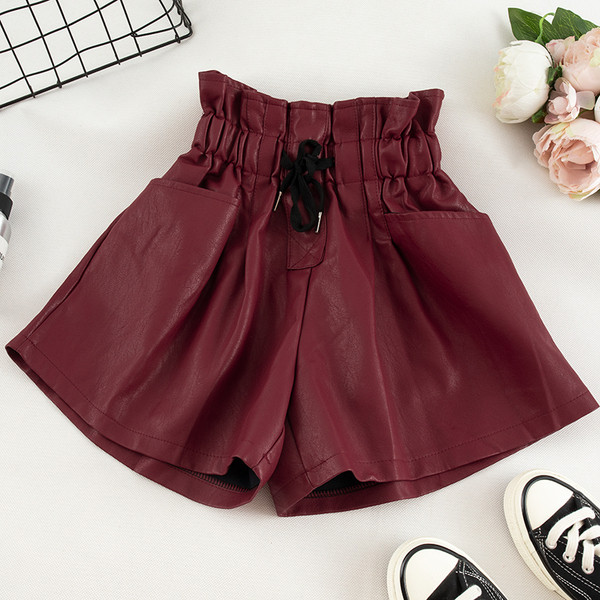 Pantaloni scurti de dama din imitatie de piele - cu sireturi