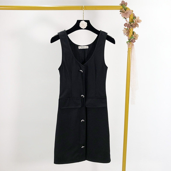 Rövid alkalmi ruha széles pántokkal és gombokkal, fekete színben