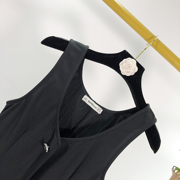 Rövid alkalmi ruha széles pántokkal és gombokkal, fekete színben