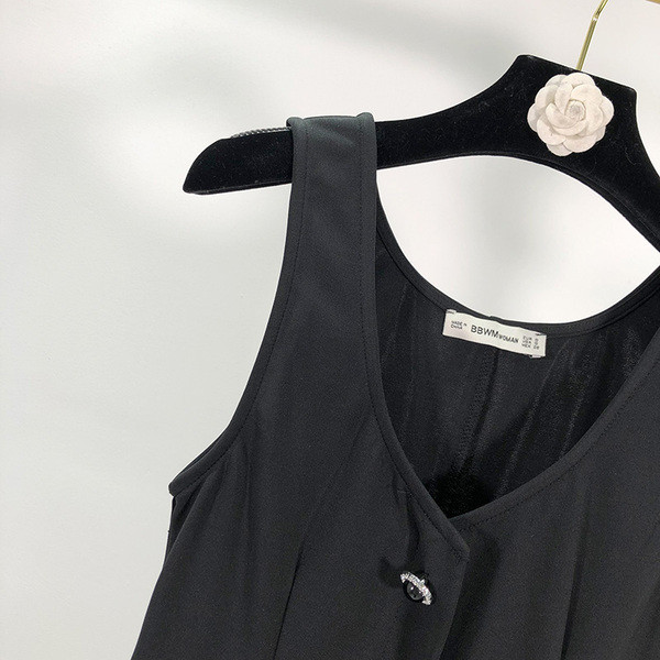 Rövid alkalmi ruha széles pántokkal és gombokkal, fekete színben