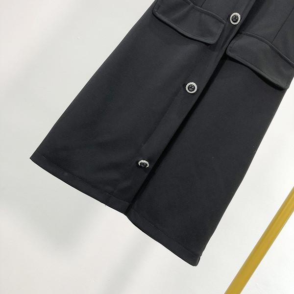 Rövid alkalmi ruha széles pántokkal és gombokkal, fekete színben