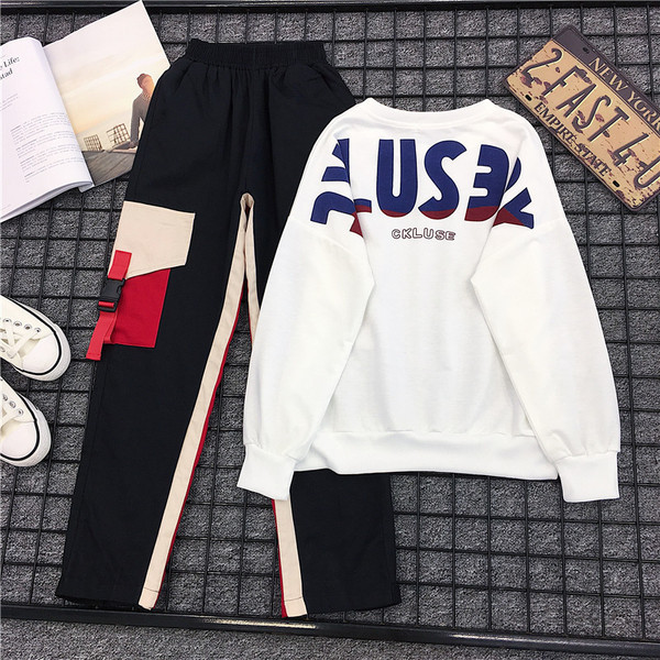 Αθλητικό γυναικείο σετ - λευκή μπλούζα και παντελόνι με  τσέπη σε μαύρο χρώμα