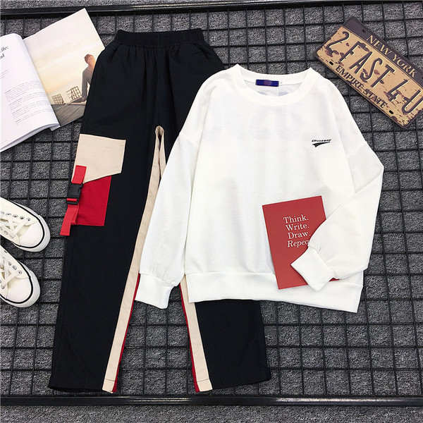 Αθλητικό γυναικείο σετ - λευκή μπλούζα και παντελόνι με  τσέπη σε μαύρο χρώμα