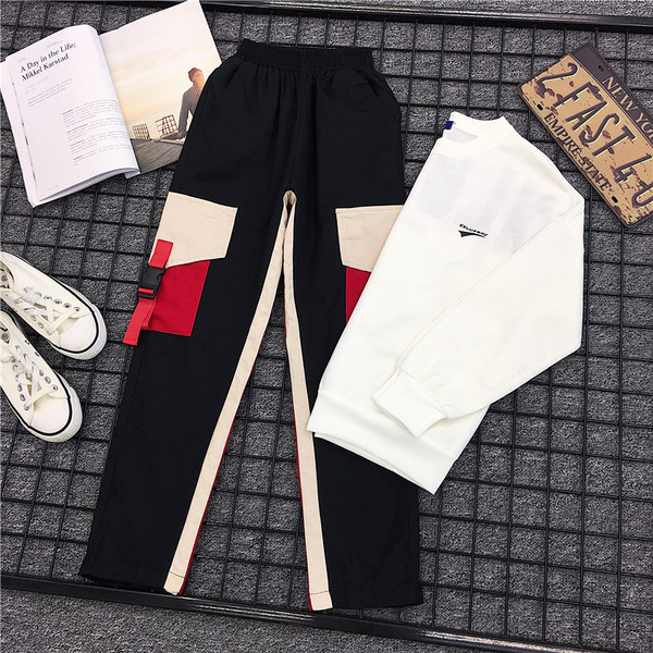 Αθλητικό γυναικείο σετ - λευκή μπλούζα και παντελόνι με  τσέπη σε μαύρο χρώμα