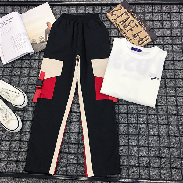 Αθλητικό γυναικείο σετ - λευκή μπλούζα και παντελόνι με  τσέπη σε μαύρο χρώμα