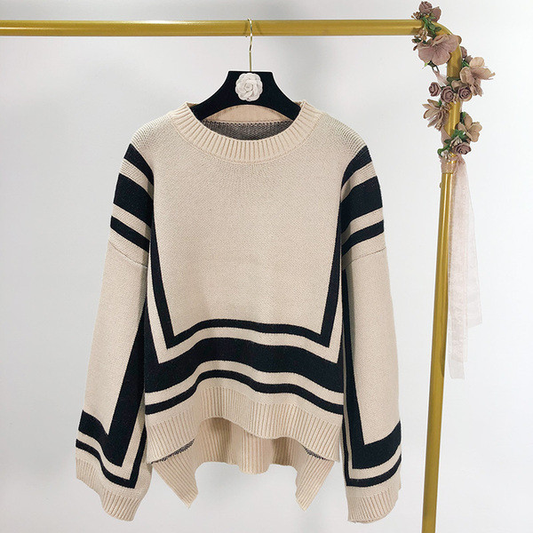 Σύντομο γυναικείο πουλόβερ με μακριά φαρδιά μανίκια σε τρία χρώματα