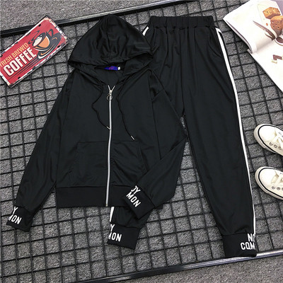 Αθλητικό γυναικείο σετ δύο τεμαχίων με μαύρα γράμματα