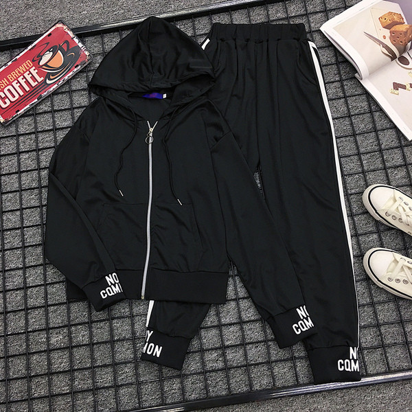 Αθλητικό γυναικείο σετ δύο τεμαχίων με μαύρα γράμματα