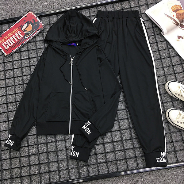 Αθλητικό γυναικείο σετ δύο τεμαχίων με μαύρα γράμματα