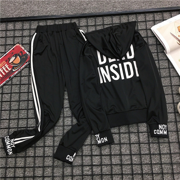 Αθλητικό γυναικείο σετ δύο τεμαχίων με μαύρα γράμματα