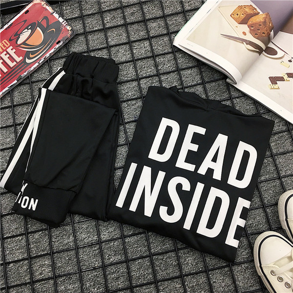 Αθλητικό γυναικείο σετ δύο τεμαχίων με μαύρα γράμματα