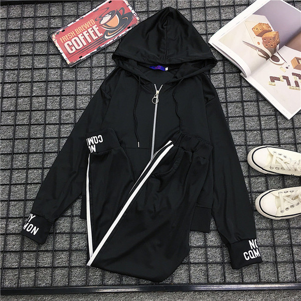 Αθλητικό γυναικείο σετ δύο τεμαχίων με μαύρα γράμματα