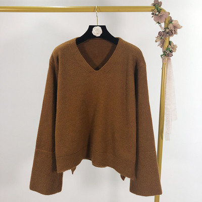 Σύντομο γυναικείο πουλόβερ  με λαιμόκοψη και μακριά φαρδιά μανίκια