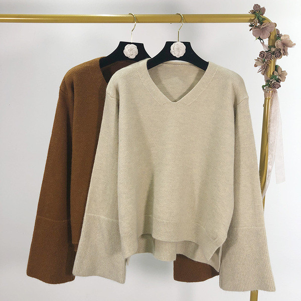 Σύντομο γυναικείο πουλόβερ  με λαιμόκοψη και μακριά φαρδιά μανίκια