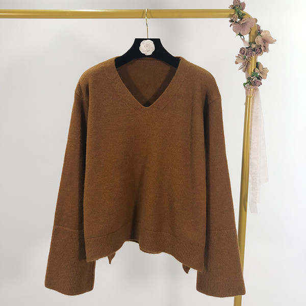 Σύντομο γυναικείο πουλόβερ  με λαιμόκοψη και μακριά φαρδιά μανίκια