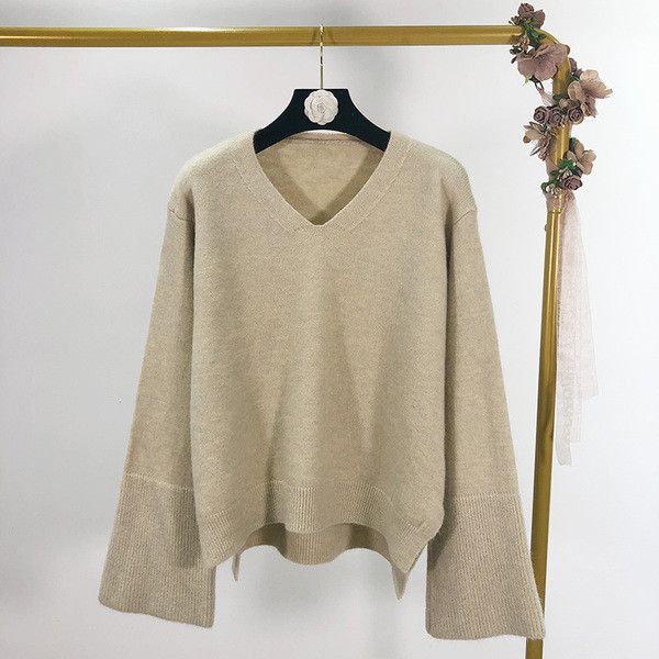 Σύντομο γυναικείο πουλόβερ  με λαιμόκοψη και μακριά φαρδιά μανίκια