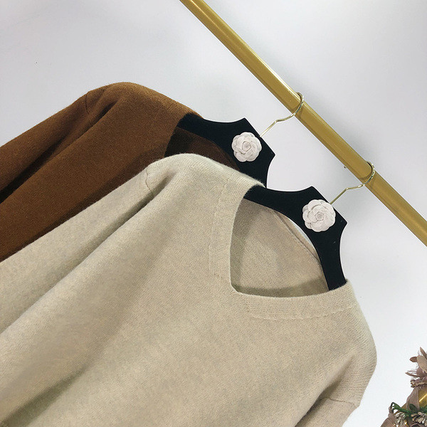 Σύντομο γυναικείο πουλόβερ  με λαιμόκοψη και μακριά φαρδιά μανίκια