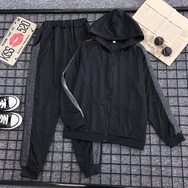 Echipa sportivă feminină în două părți în alb și negru