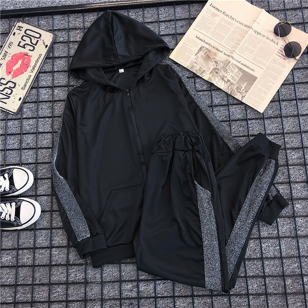 Echipa sportivă feminină în două părți în alb și negru