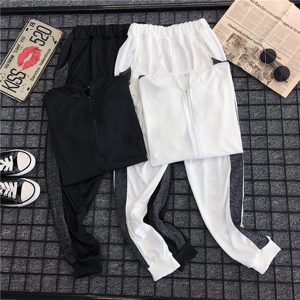 Echipa sportivă feminină în două părți în alb și negru