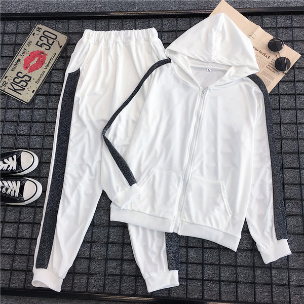 Echipa sportivă feminină în două părți în alb și negru