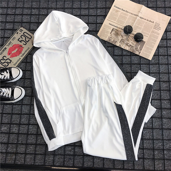 Echipa sportivă feminină în două părți în alb și negru