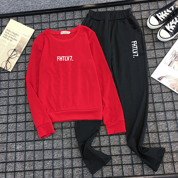 Αθλητικό γυναικείο σετ σε διαφορετικά χρώματα