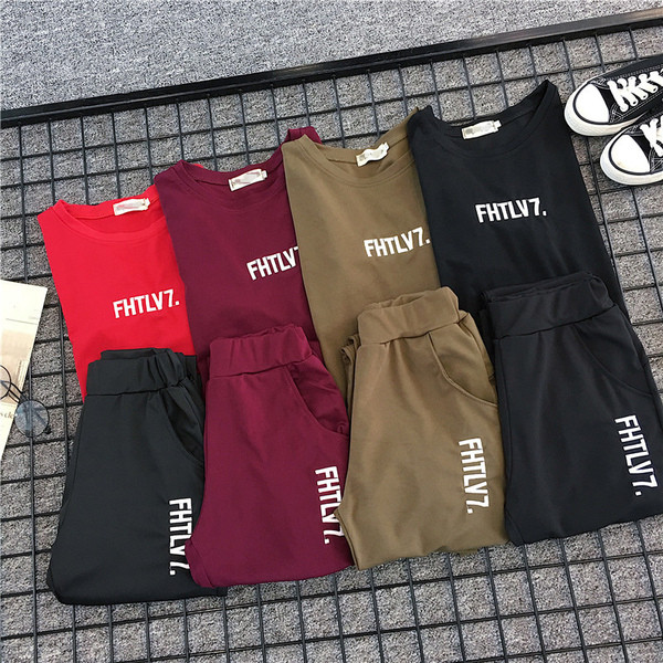 Αθλητικό γυναικείο σετ σε διαφορετικά χρώματα