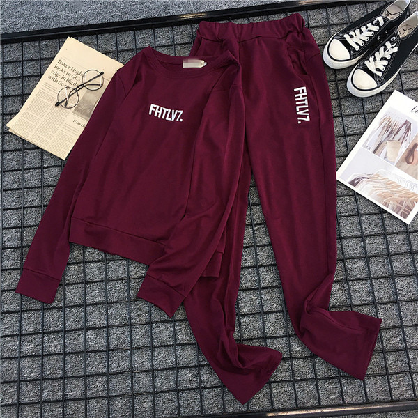 Αθλητικό γυναικείο σετ σε διαφορετικά χρώματα